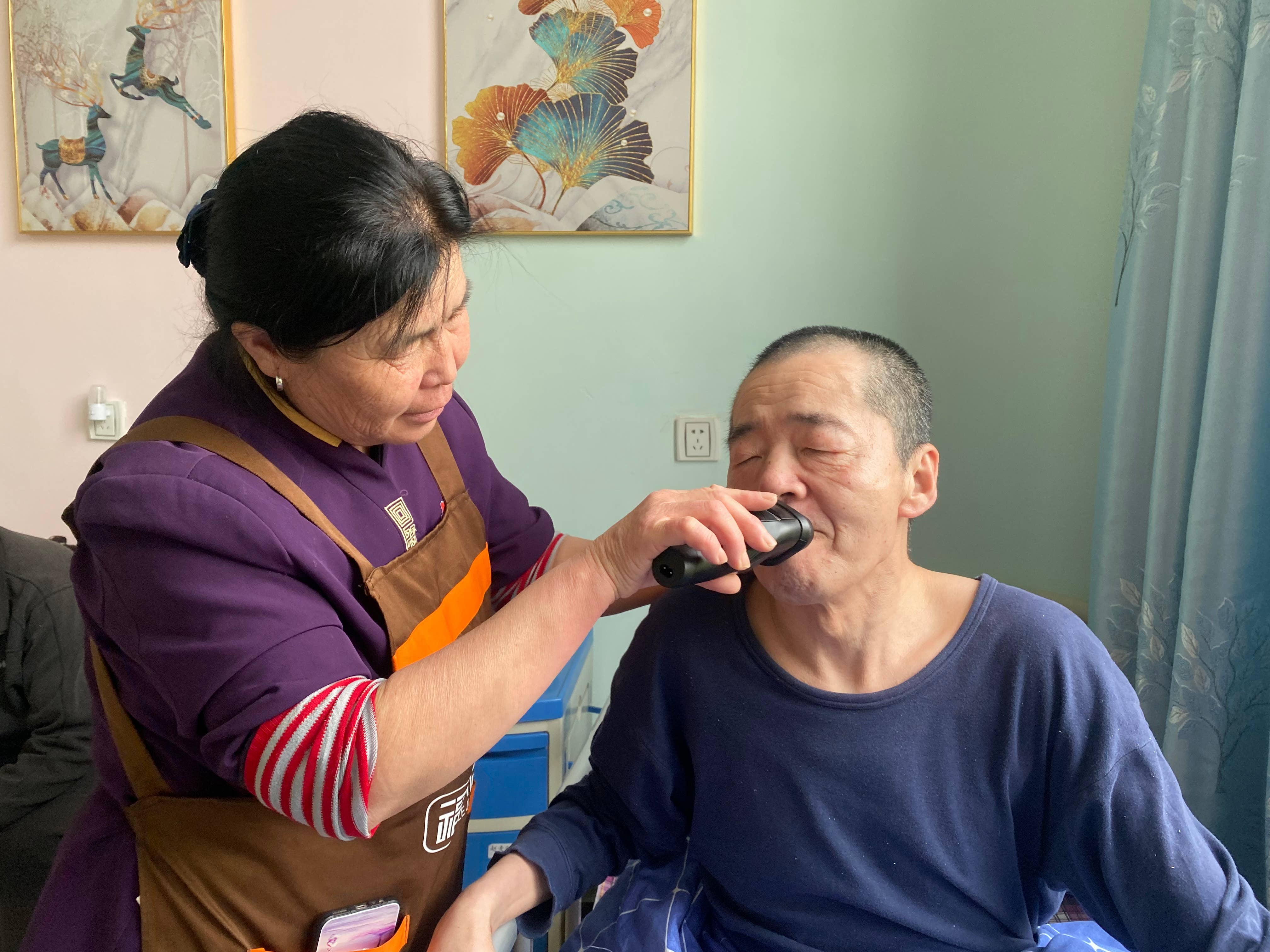 为长者剃胡须