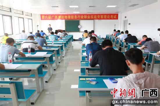 参赛选手进行理论考试。满兴贤 摄 参赛选手进行理论考试。满兴贤 摄